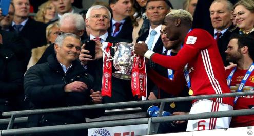 مورينيو يحرج كلوب ويلمح لقرار اعتزاله 